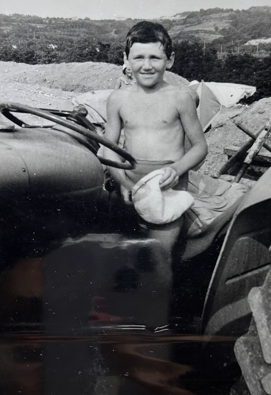 Foto storica: un giovane Tamellini sul trattore