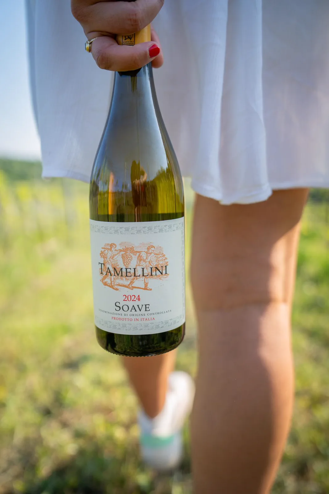 Bottiglia di Soave DOC Tamellini alzata verso il cielo